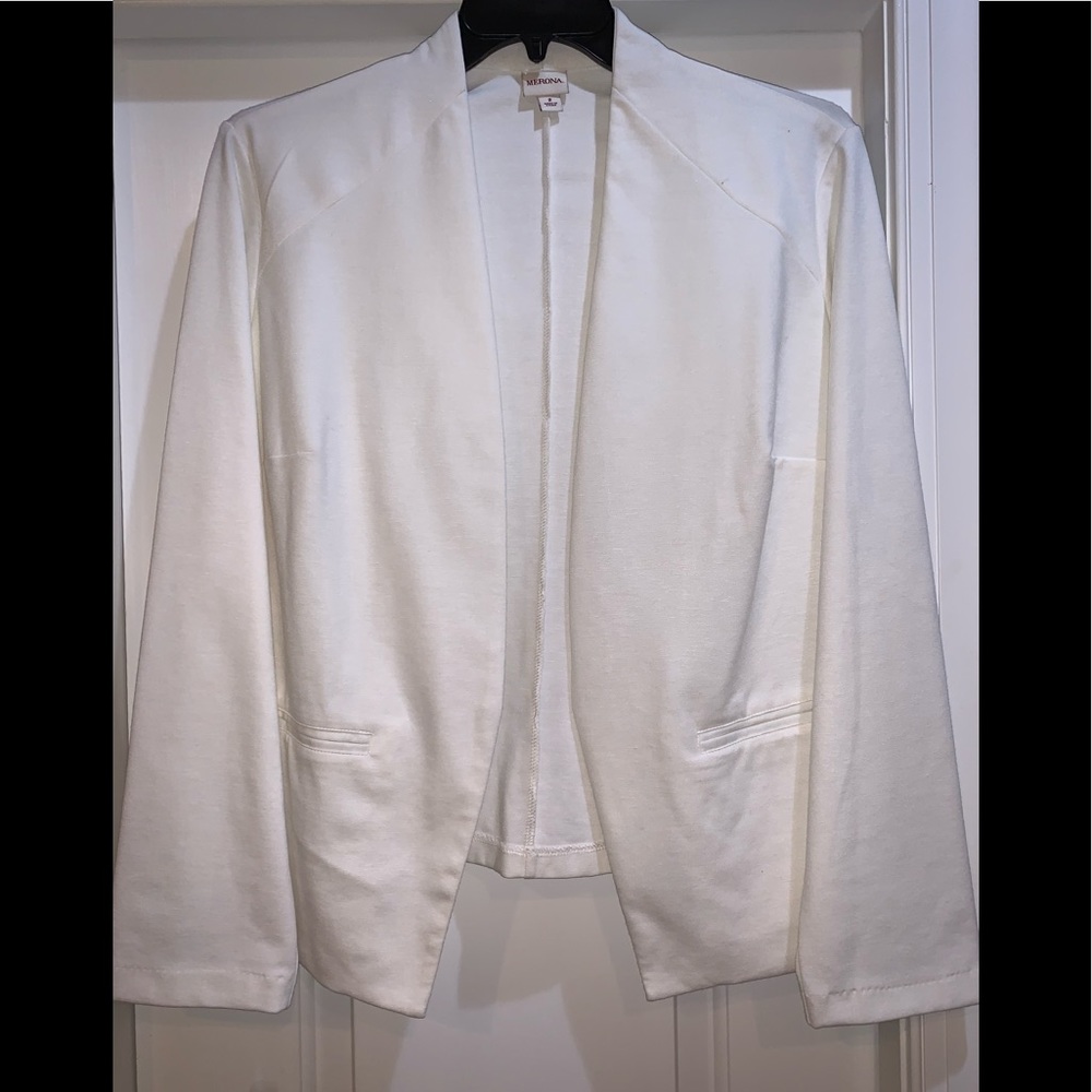 🌺 3/$25 Cream color blazer